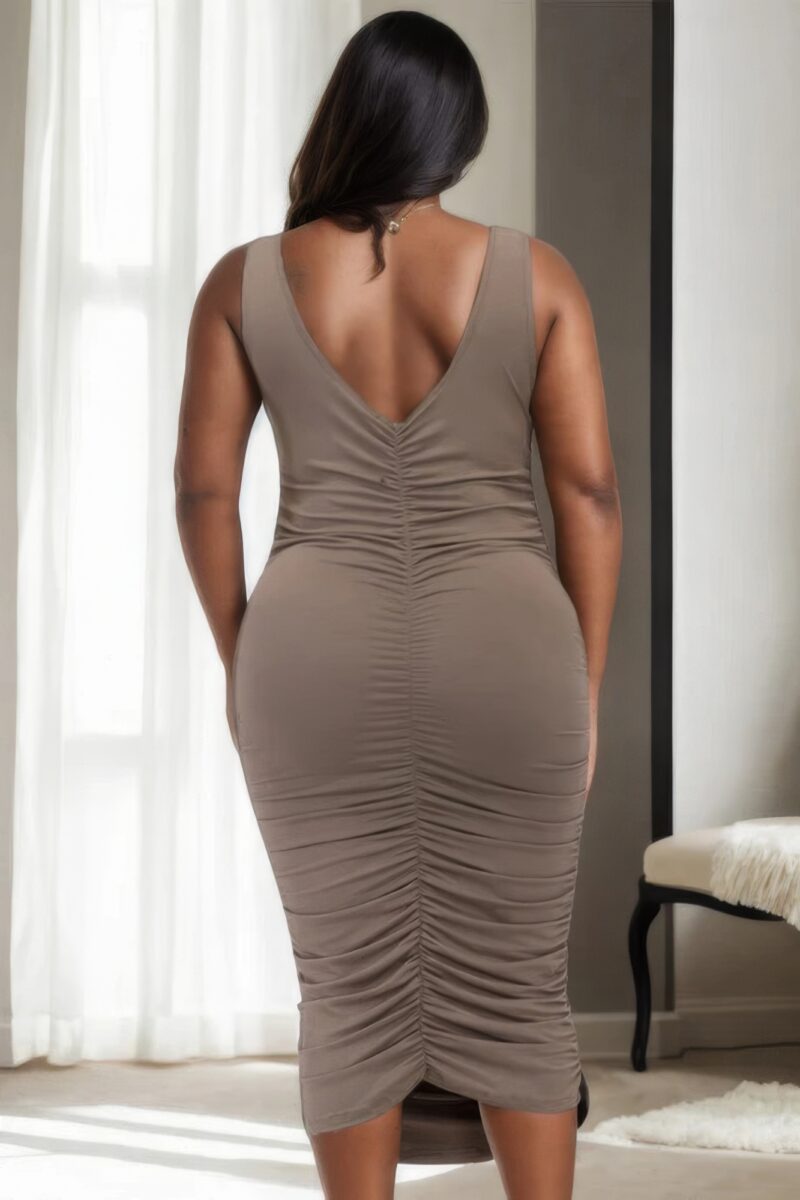 Plus Size Square Neck Ruched Bodycon Midi Dress - Image 4